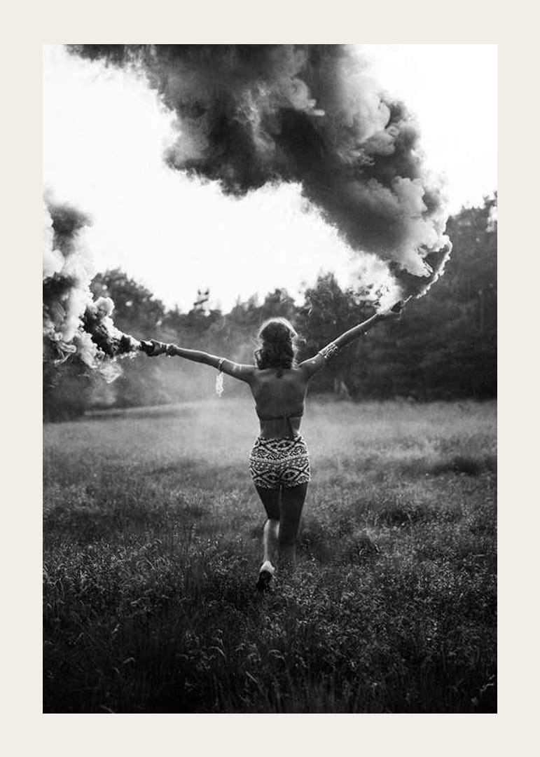 Svartvitt foto av kvinna med röksignaler i öppet fält-12