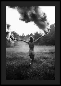 Svartvitt foto av kvinna med röksignaler i öppet fält-4