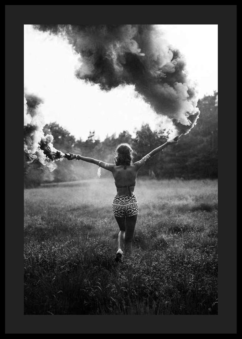 Svartvitt foto av kvinna med röksignaler i öppet fält-12