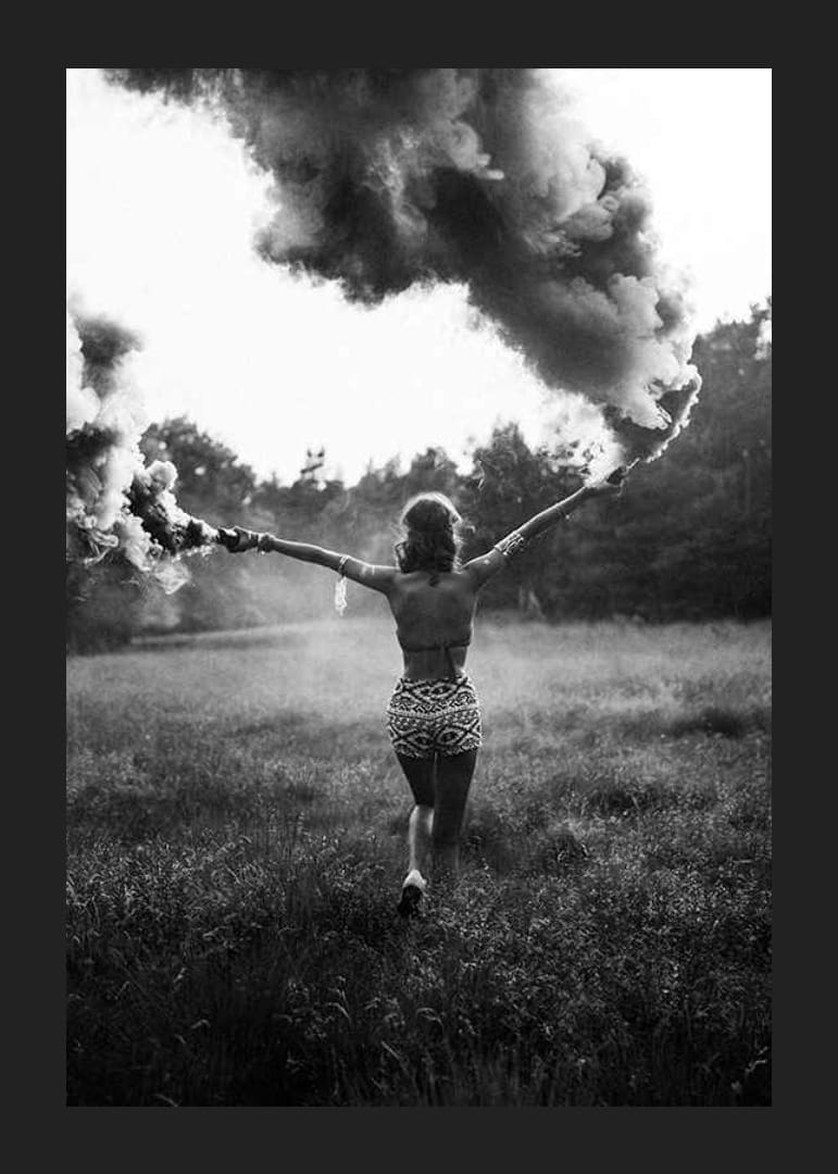 Svartvitt foto av kvinna med röksignaler i öppet fält-12