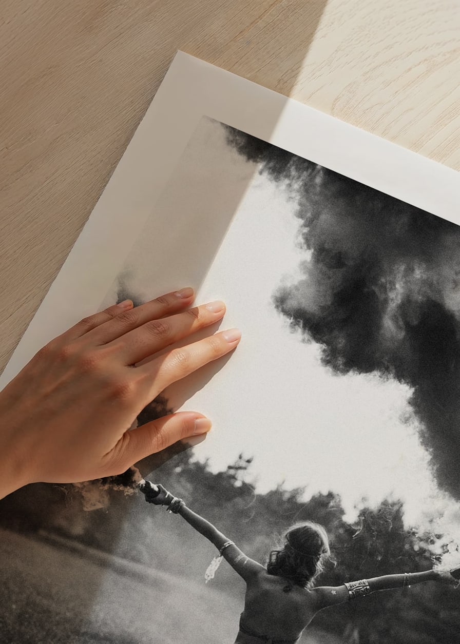Svartvitt foto av kvinna med röksignaler i öppet fält-12
