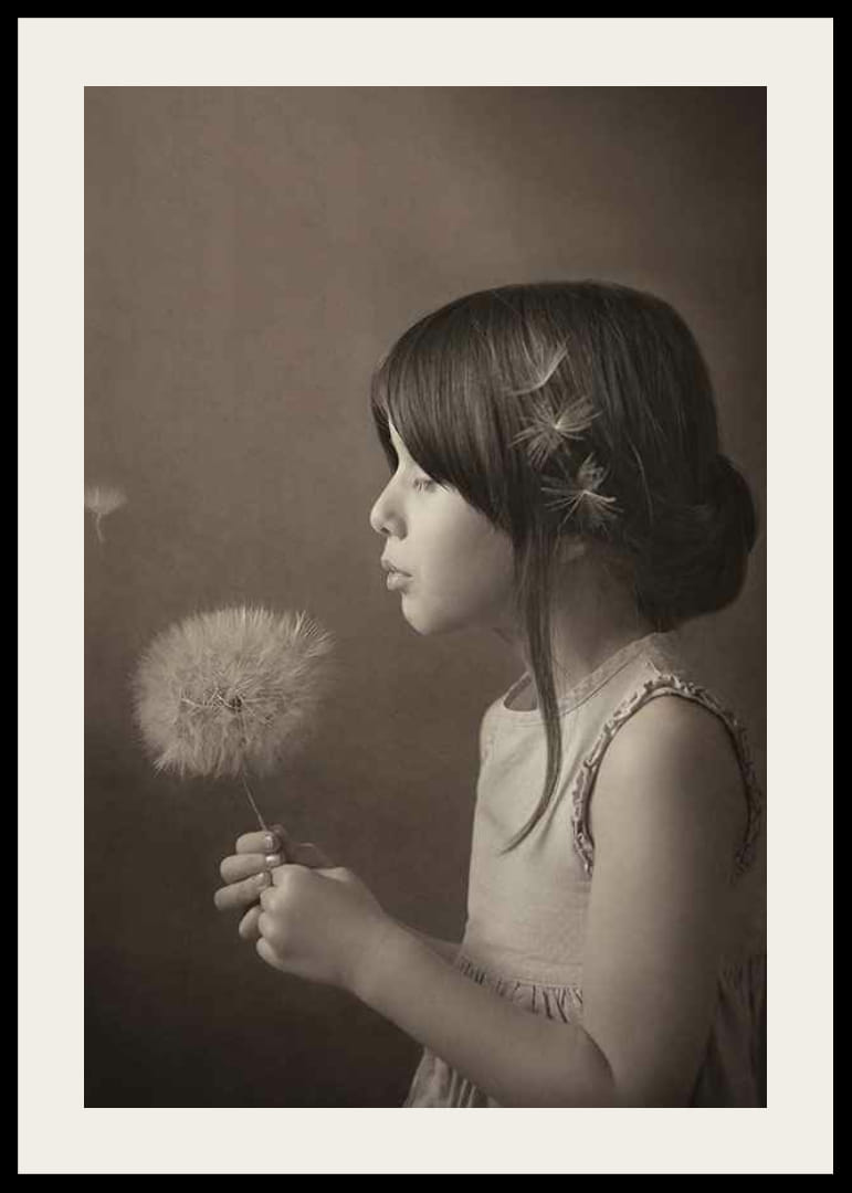 Fotografi av flicka som blåser på maskros mot brun bakgrund-12