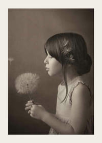 Fotografi av flicka som blåser på maskros mot brun bakgrund-3