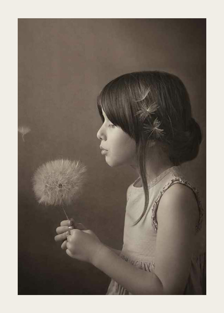 Fotografi av flicka som blåser på maskros mot brun bakgrund-12