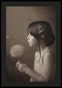 Fotografi av flicka som blåser på maskros mot brun bakgrund-4