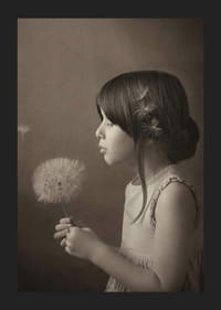 Fotografi av flicka som blåser på maskros mot brun bakgrund-5