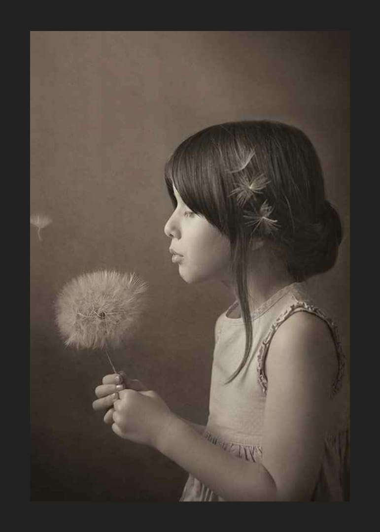 Fotografi av flicka som blåser på maskros mot brun bakgrund-12