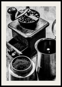 Schwarz-Weiß-Foto einer alten Kaffeemühle und Kaffeebohnen-2