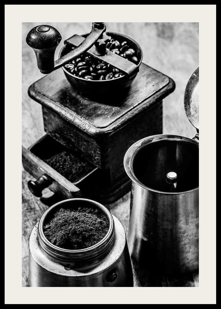 Schwarz-Weiß-Foto einer alten Kaffeemühle und Kaffeebohnen-12