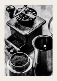 Schwarz-Weiß-Foto einer alten Kaffeemühle und Kaffeebohnen-3