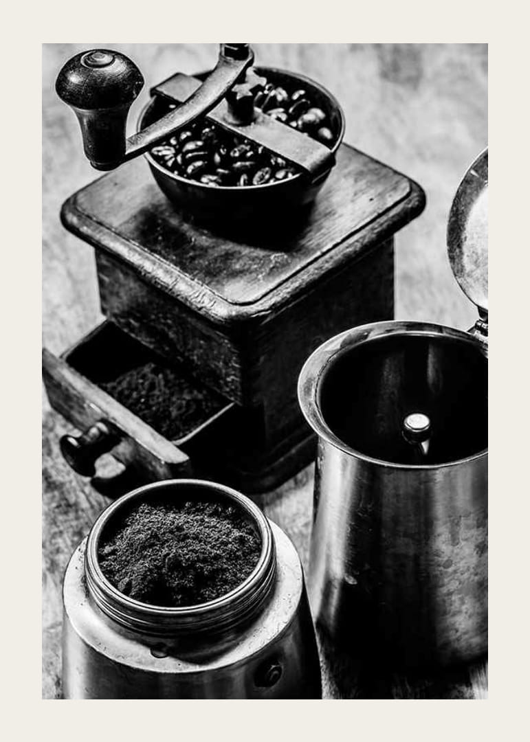 Schwarz-Weiß-Foto einer alten Kaffeemühle und Kaffeebohnen-12
