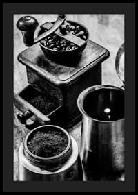 Schwarz-Weiß-Foto einer alten Kaffeemühle und Kaffeebohnen-4