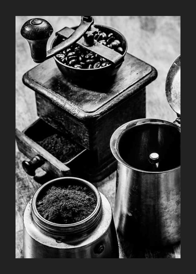 Schwarz-Weiß-Foto einer alten Kaffeemühle und Kaffeebohnen-12