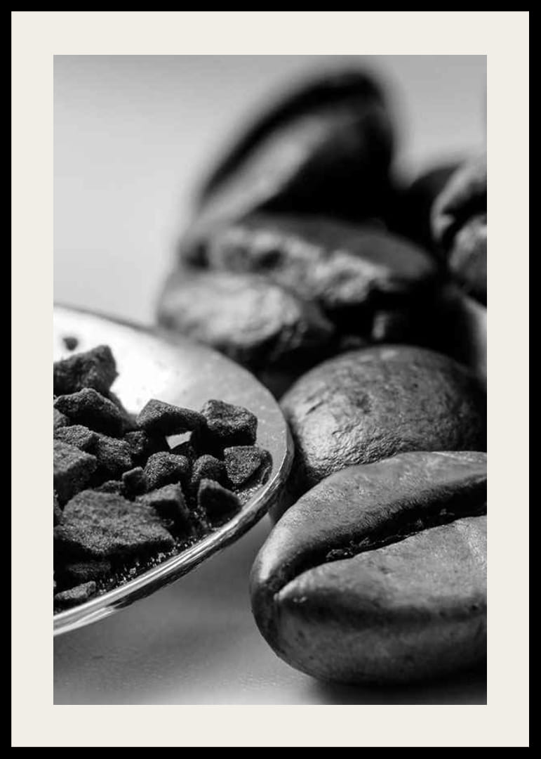 Svartvit närbild av kaffebönor och kaffepulver på sked-12