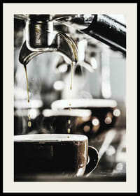 Närbild på kaffemaskin som brygger kaffe i mörka koppar-2