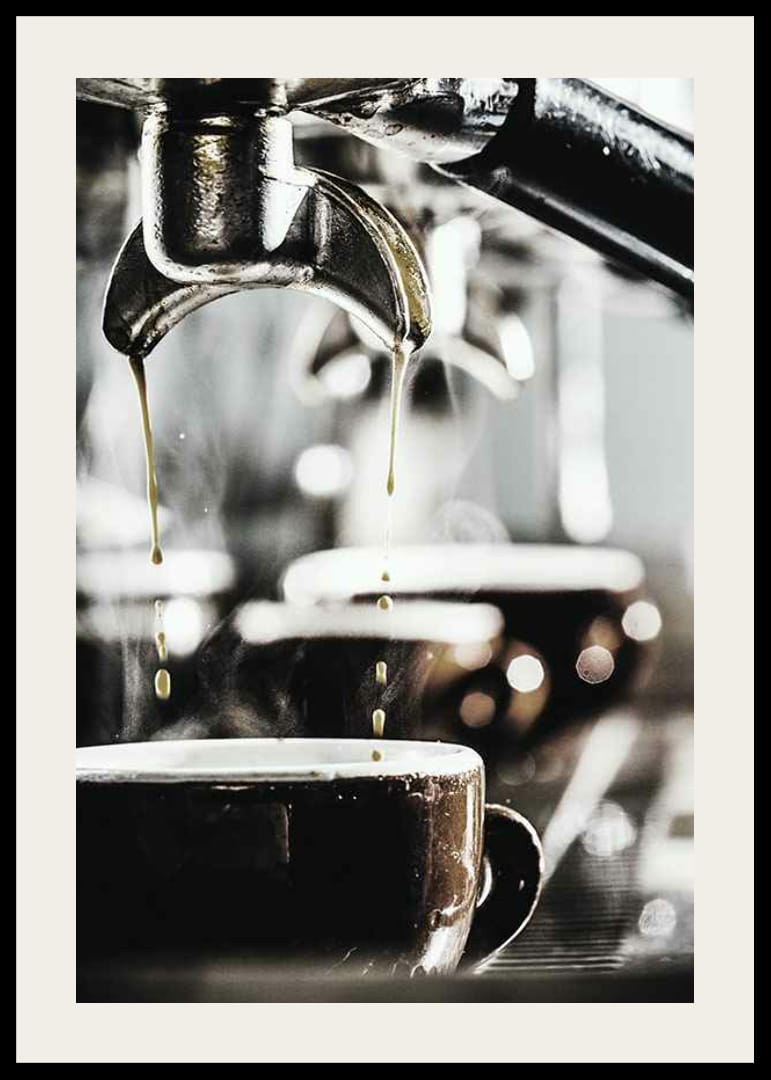 Närbild på kaffemaskin som brygger kaffe i mörka koppar-12