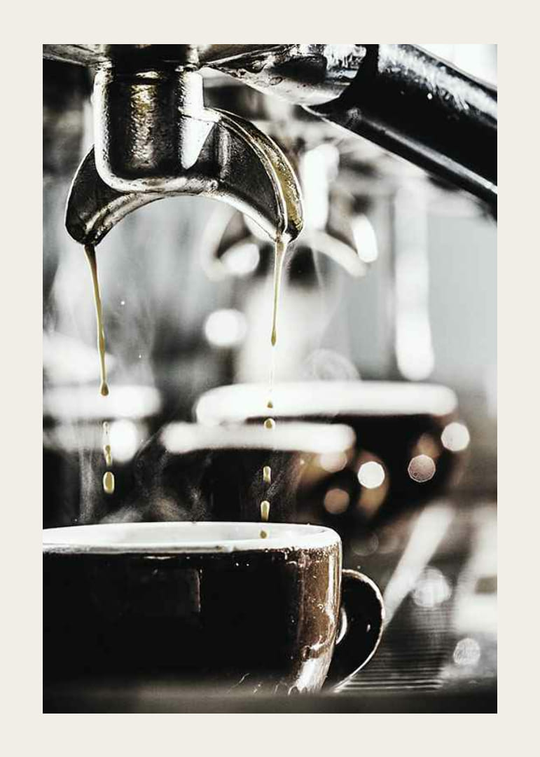 Närbild på kaffemaskin som brygger kaffe i mörka koppar-12