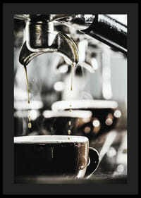 Närbild på kaffemaskin som brygger kaffe i mörka koppar-4