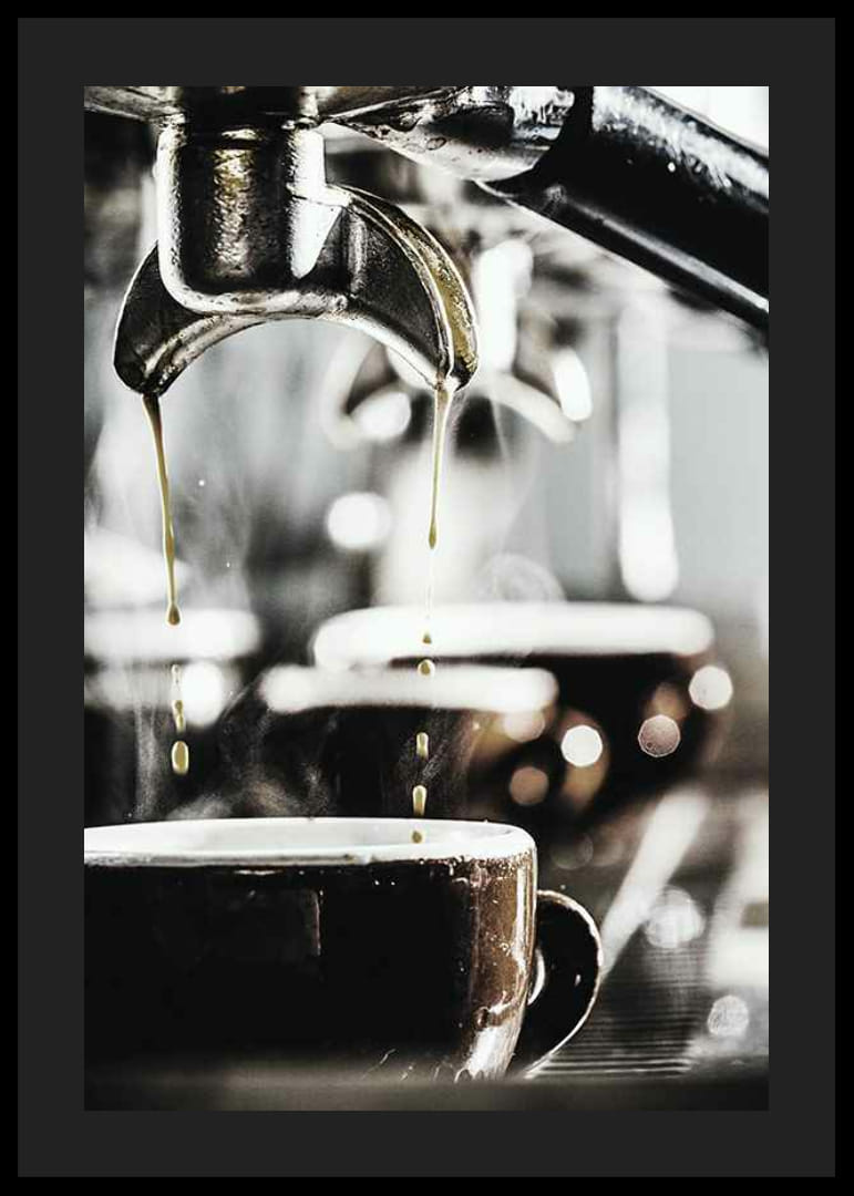 Närbild på kaffemaskin som brygger kaffe i mörka koppar-12