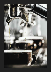 Närbild på kaffemaskin som brygger kaffe i mörka koppar-5