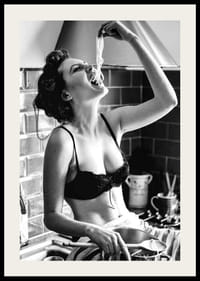 Svartvit fotokonst med kvinna som äter spaghetti i kök-2