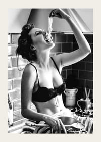 Svartvit fotokonst med kvinna som äter spaghetti i kök-3