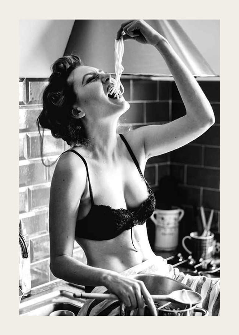 Svartvit fotokonst med kvinna som äter spaghetti i kök-12