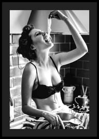 Svartvit fotokonst med kvinna som äter spaghetti i kök-4