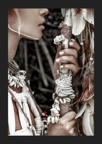 Lähikuva naisesta, jolla on koruja ja luonnonvärisiä simpukoita-5