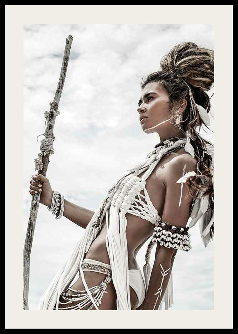 Fotografia artistica con donna in abito luminoso e stile di ispirazione tribale-12