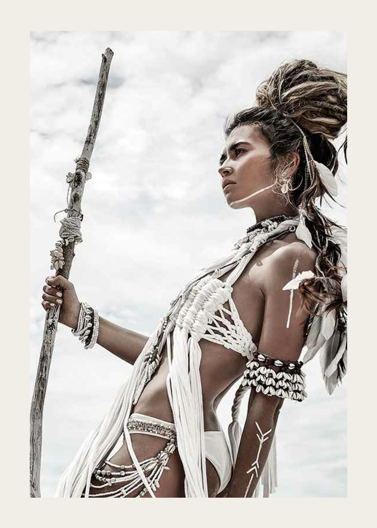 Fotografia artistica con donna in abito luminoso e stile di ispirazione tribale-12