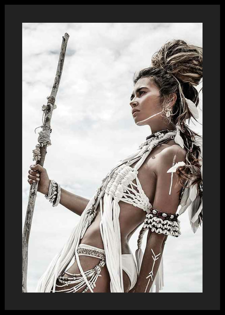 Fotografia artistica con donna in abito luminoso e stile di ispirazione tribale-12