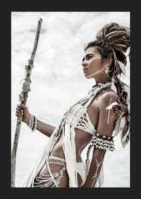 Fotografia artistica con donna in abito luminoso e stile di ispirazione tribale-5