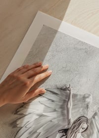 Fotografi av kvinna i vitt med stora änglavingar mot ljus vägg-9