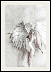 Photographie d'une femme en blanc avec de grandes ailes d'ange contre un mur clair-2