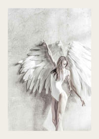 Photographie d'une femme en blanc avec de grandes ailes d'ange contre un mur clair-3