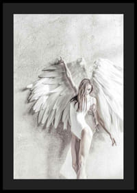 Photographie d'une femme en blanc avec de grandes ailes d'ange contre un mur clair-4
