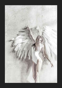 Photographie d'une femme en blanc avec de grandes ailes d'ange contre un mur clair-5
