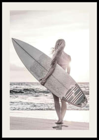 Fotografischer Surfer mit Brett am Strand im Gegenlicht, Beigetöne-2