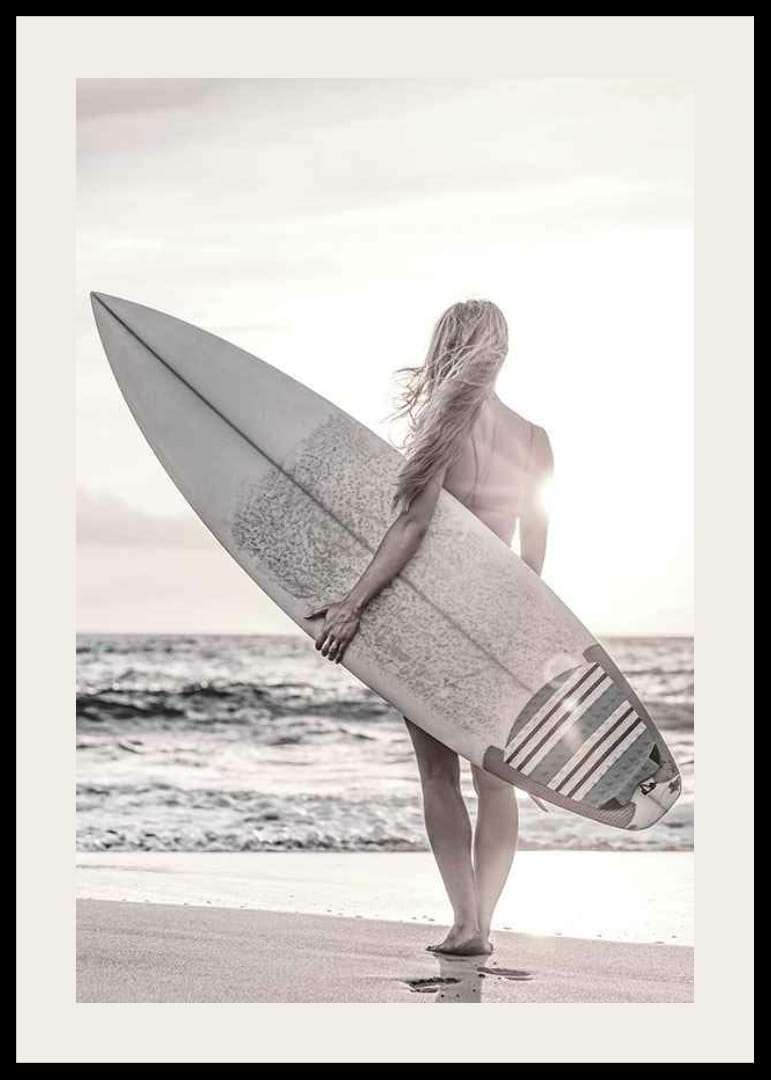 Fotografischer Surfer mit Brett am Strand im Gegenlicht, Beigetöne-12