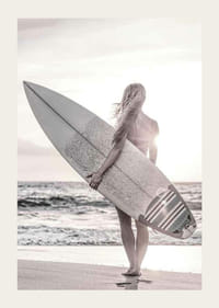 Fotografischer Surfer mit Brett am Strand im Gegenlicht, Beigetöne-3