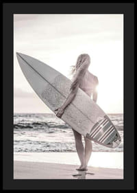 Fotografischer Surfer mit Brett am Strand im Gegenlicht, Beigetöne-4