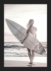 Fotografischer Surfer mit Brett am Strand im Gegenlicht, Beigetöne-5