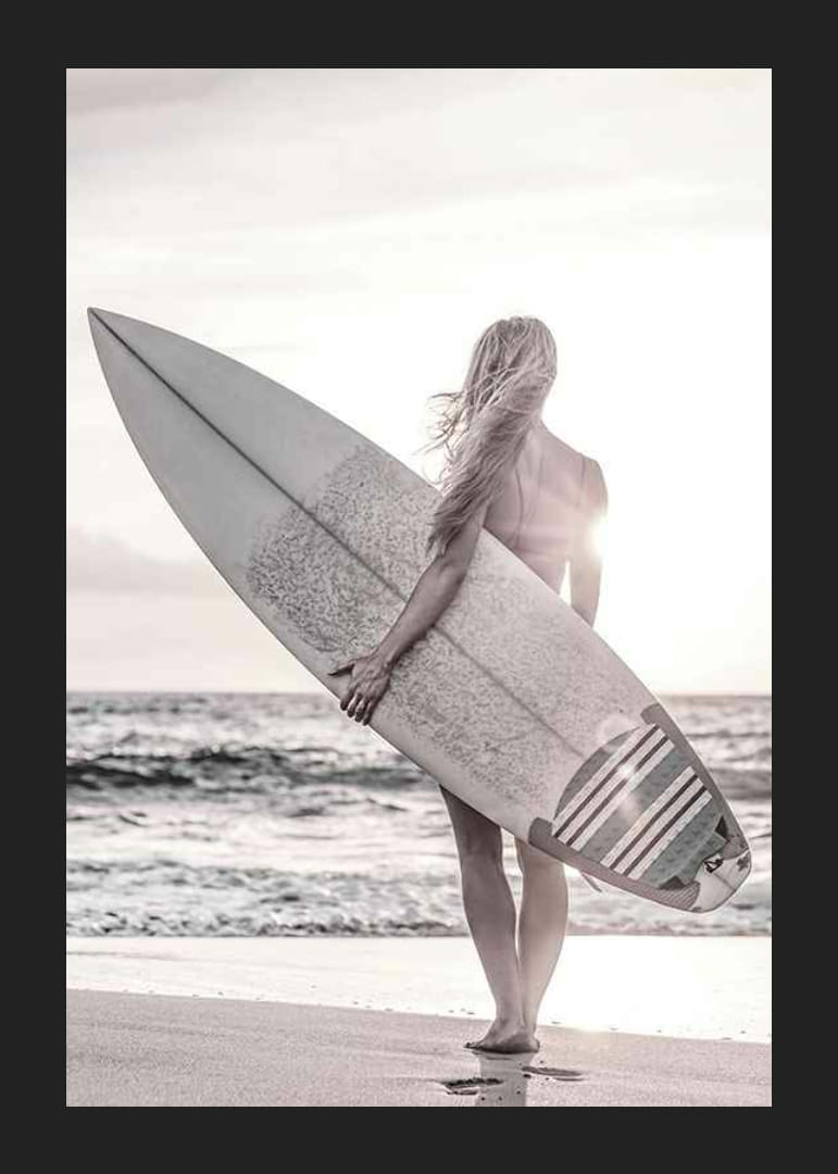 Fotografischer Surfer mit Brett am Strand im Gegenlicht, Beigetöne-12
