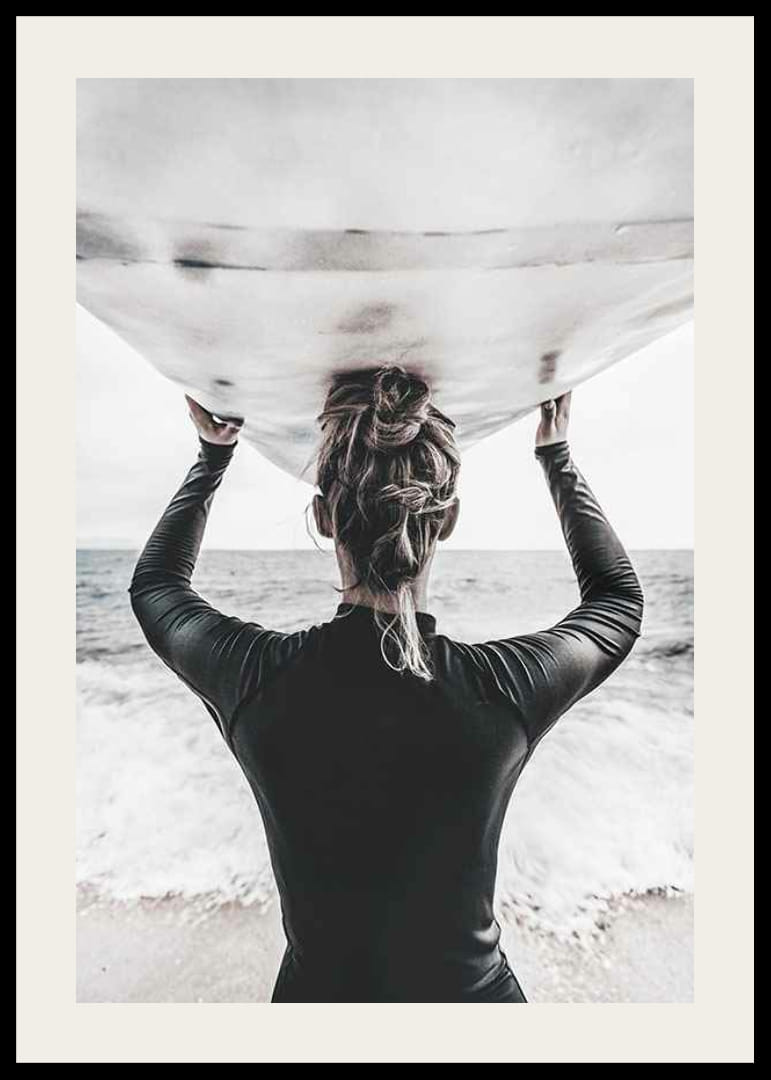 Foto van een surfer van achteren met een board boven zijn hoofd in de oceaan-12