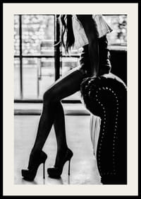 Čiernobiela módna fotografia ženy na vysokých podpätkoch pri kresle-2