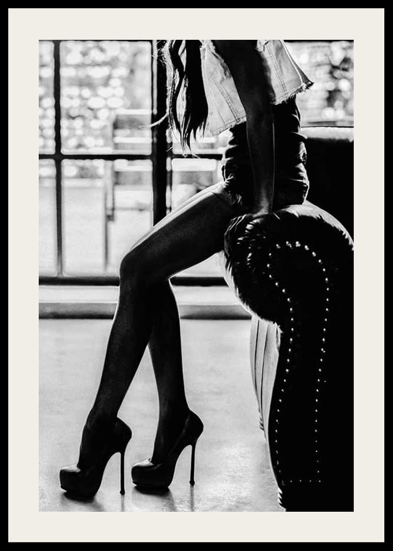 Čiernobiela módna fotografia ženy na vysokých podpätkoch pri kresle-12