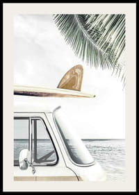 Fotografisk närbild av vit van med surfbräda vid havet-2