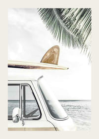 Fotografisk närbild av vit van med surfbräda vid havet-3