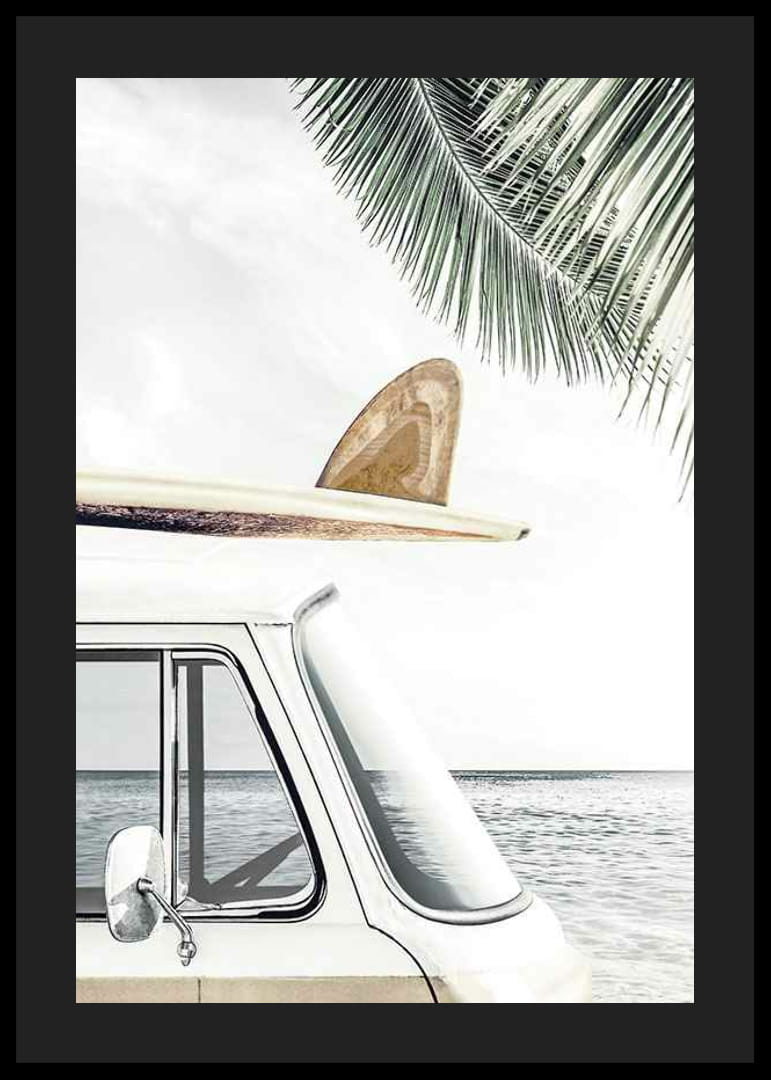 Fotografisk närbild av vit van med surfbräda vid havet-12